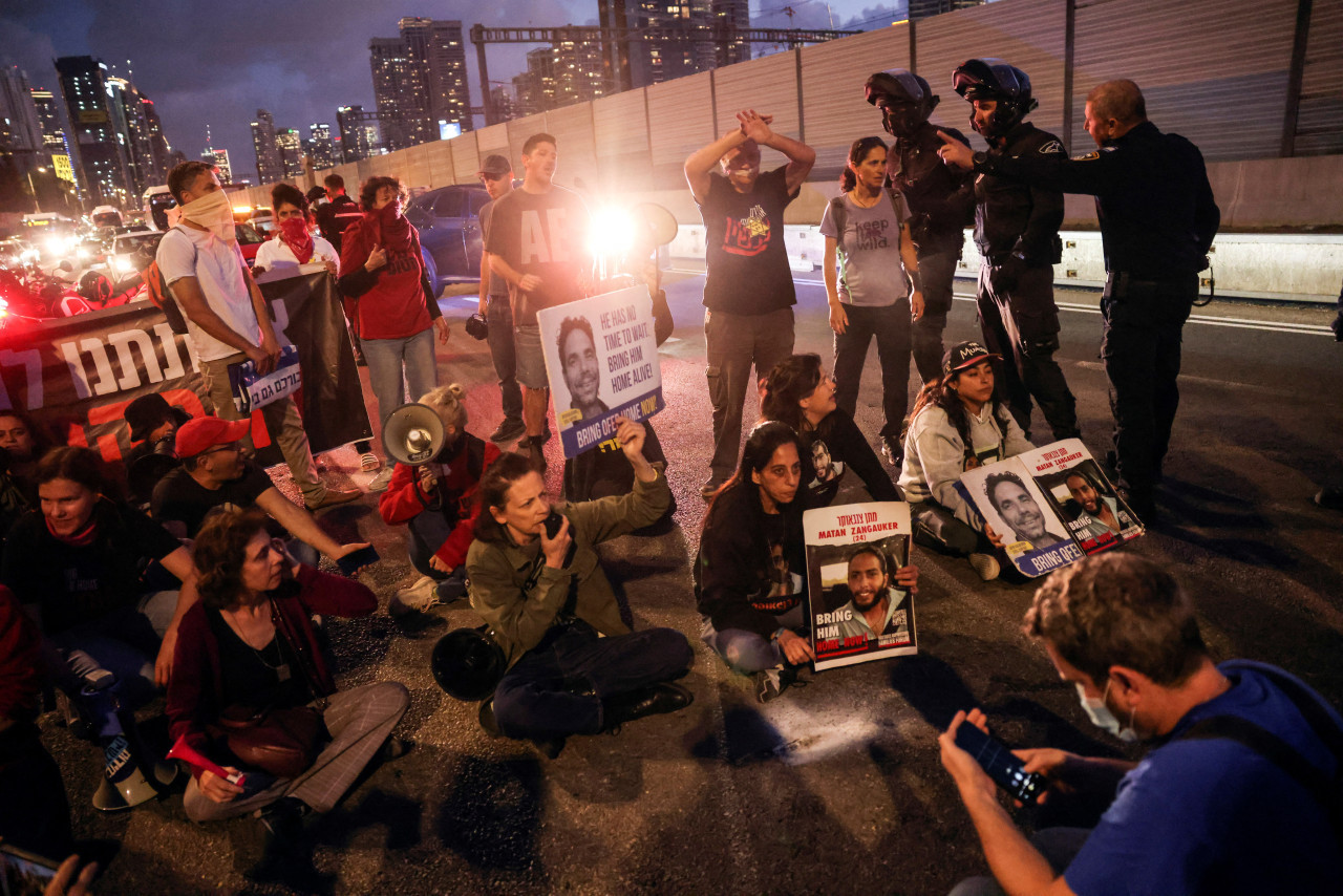 Las protestas para la recuperación de rehenes se multiplicaron en Israel. Foto: Reuters