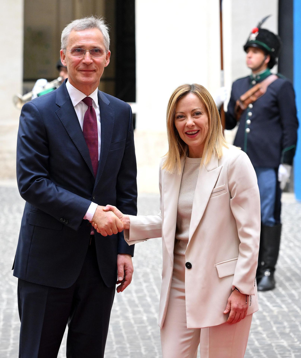 Giorgia Meloni y Jens Stoltenberg. Foto: EFE.