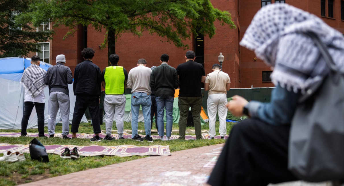 La policía desarmó el campamento de protesta en la Universidad George Washington. Foto: EFE.