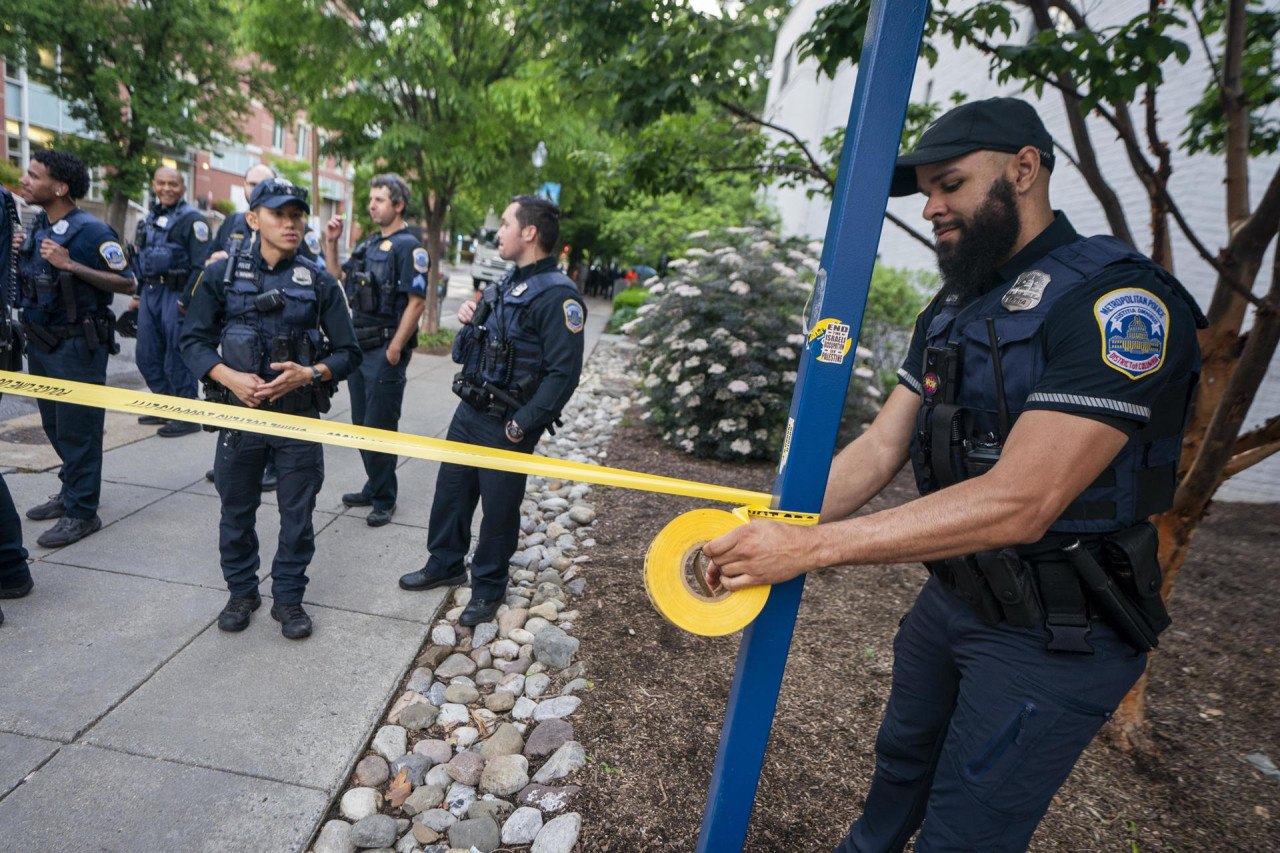 La policía desarmó el campamento de protesta en la Universidad George Washington. Foto: EFE.