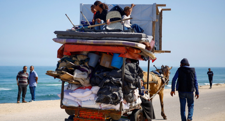 Miles de palestinos evacúan Rafah. Foto: Reuters