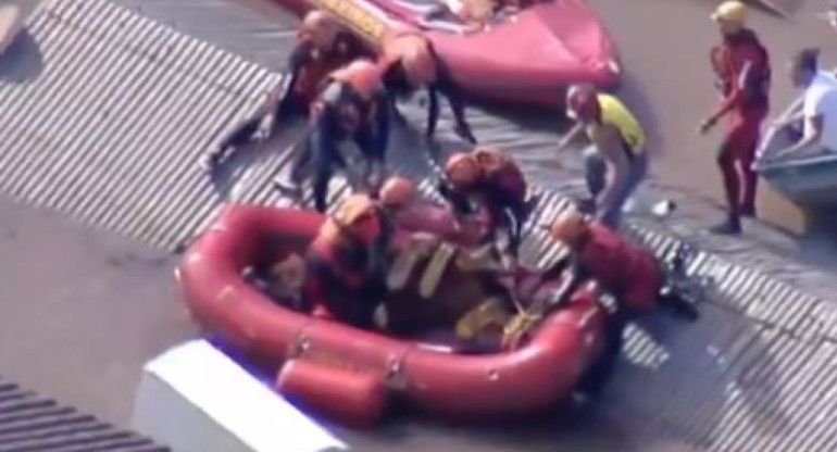 El rescate de "Caramelo" en las inundaciones de Brasil. Foto: captura de pantalla.