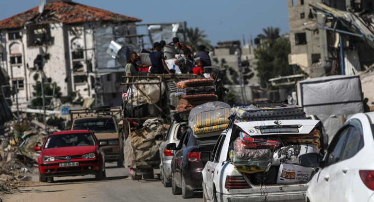 Gazatíes huyen de Rafah. Foto: EFE.