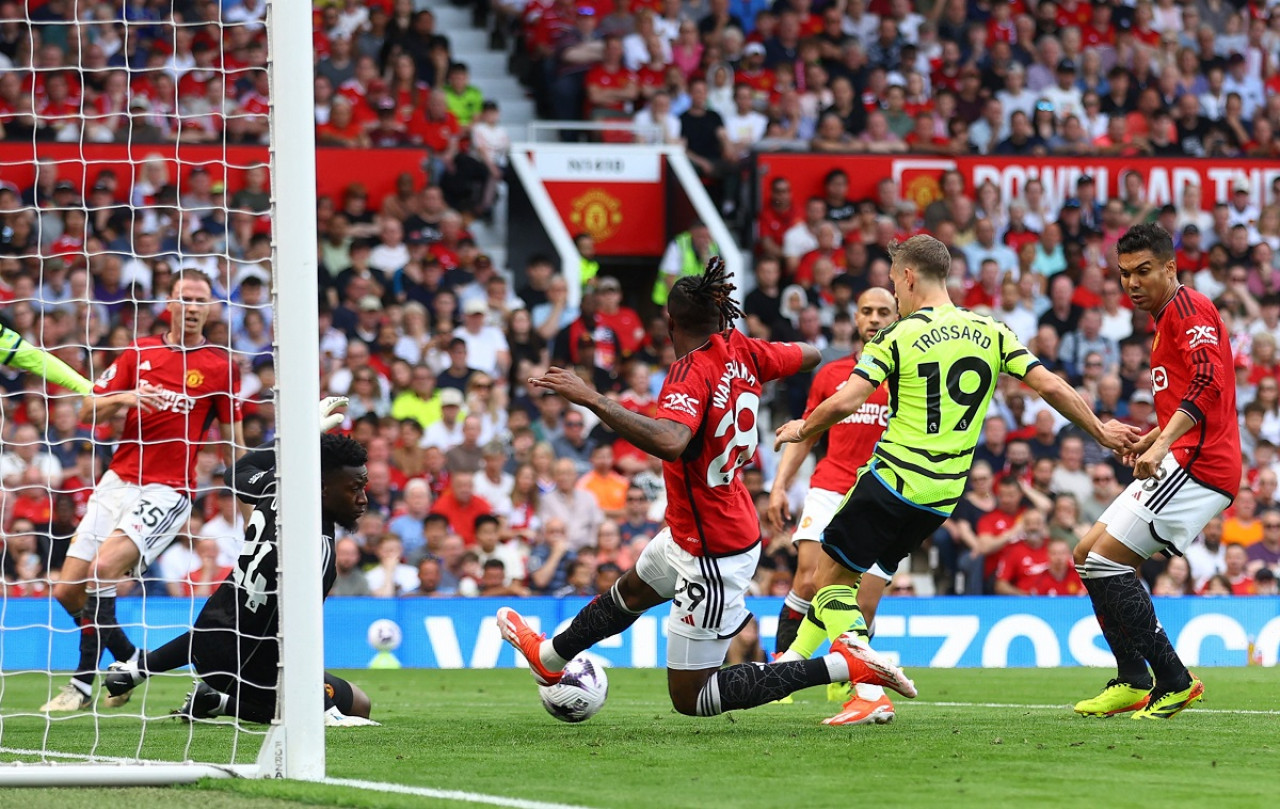 Gol de Leandro Trossard; Manchester United vs. Arsenal. Foto: Reuters.