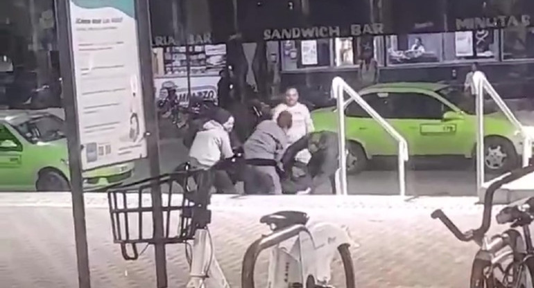 Policías a las piñas en Santa Fe. Foto: captura