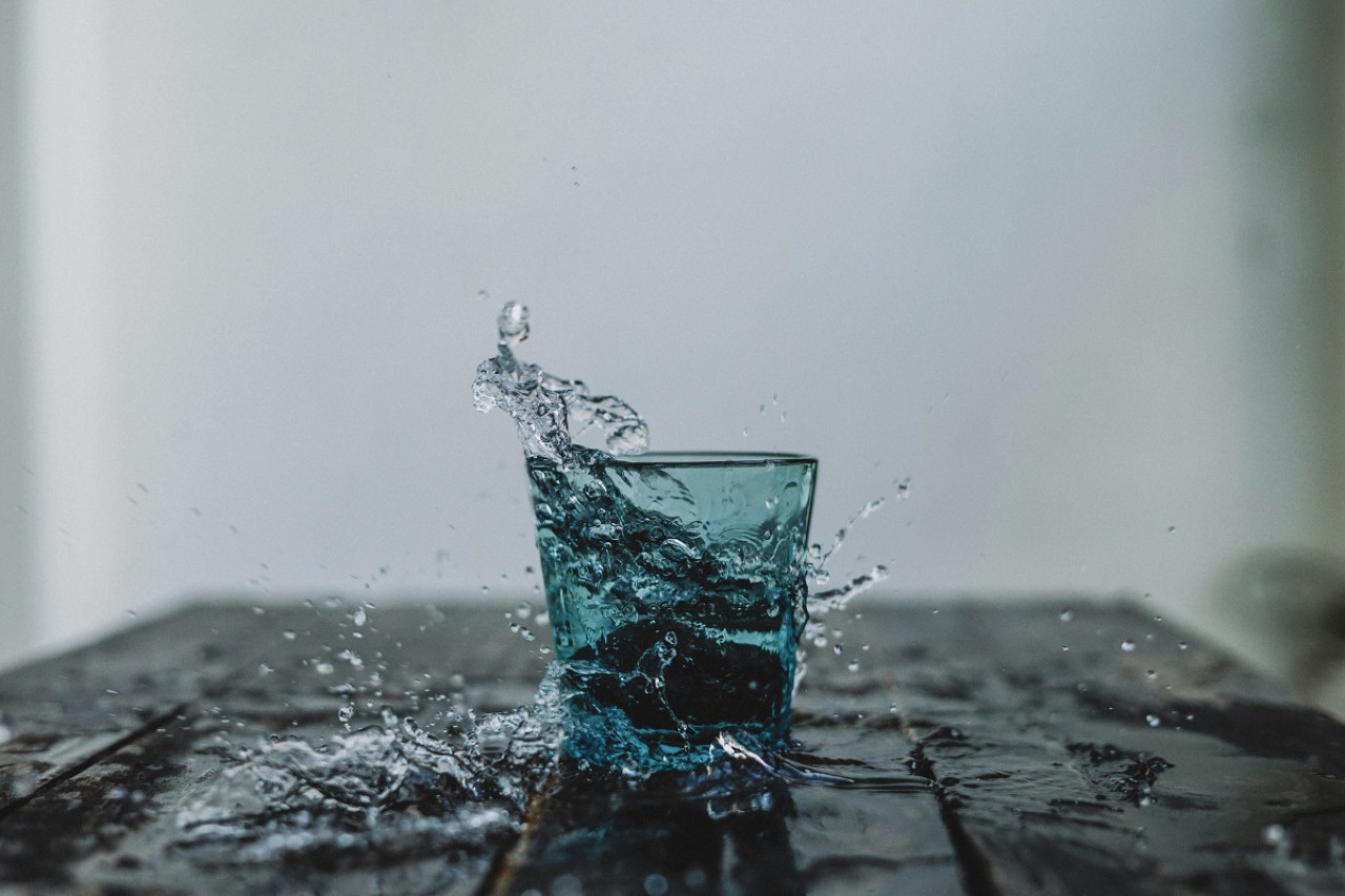 Vaso de agua. Foto: Unsplash.