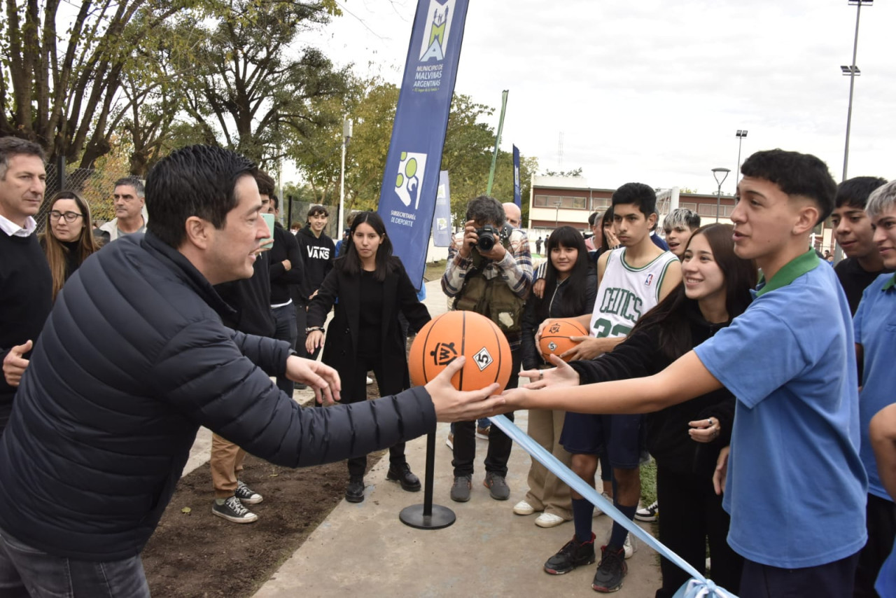 Leo Nardini inauguró el “Playón Multideportivo Villa de Mayo”.