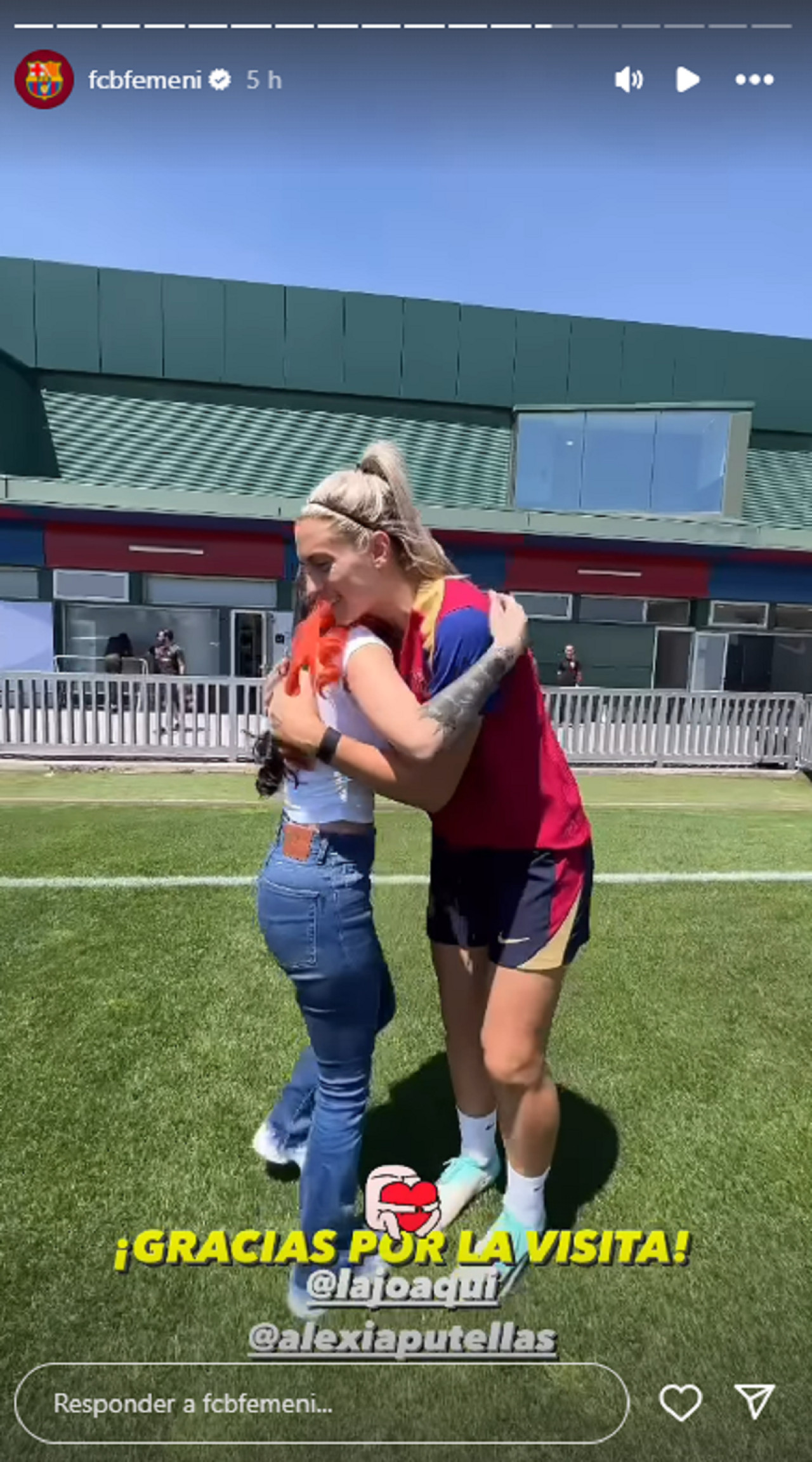 La Joaqui con Alexia Putellas. Foto: captura video/fcbfemeni