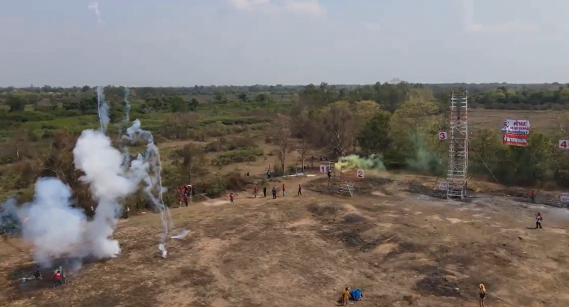 Festival de lanzamiento de cohetes caseros en Tailandia. Foto: captura de video.