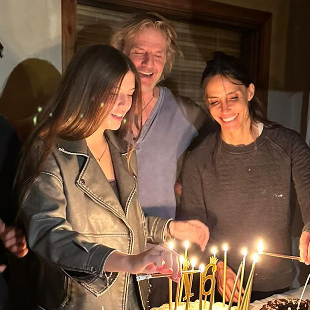 India junto a sus padres festejando su cumpleaños. Foto: Instagram.