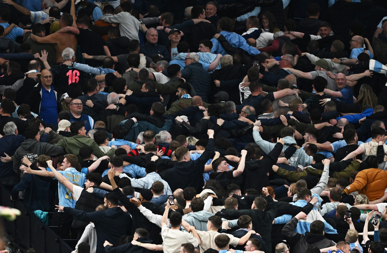 El clásico festejo de los hinchas del Manchester City. Foto: Reuters