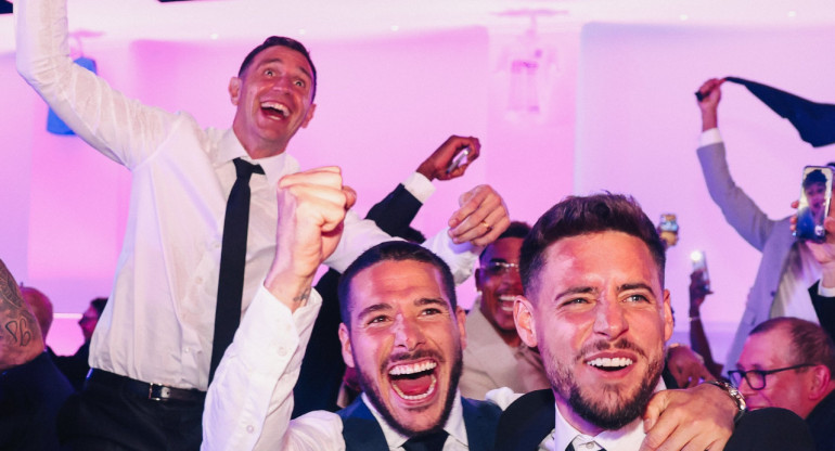 Festejo del Dibu Martinez y Emiliano Buendia tras la clasificación del Aston Villa a la Champions League. Foto: @AVFCOfficial.