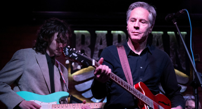 Antony Blinken tocó la guitarra en Ucrania. Foto: Reuters.