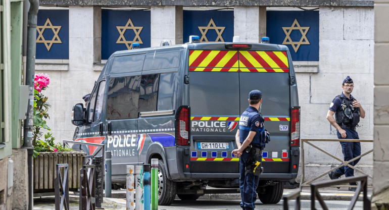 La Policía mata a un hombre armado que quería quemar una sinagoga en el norte de Francia. Foto: EFE.