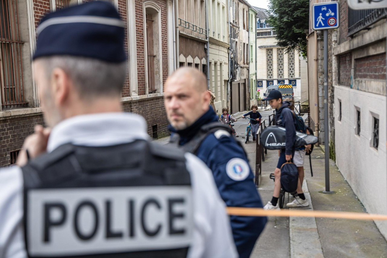 La Policía mata a un hombre armado que quería quemar una sinagoga en el norte de Francia. Foto: EFE.