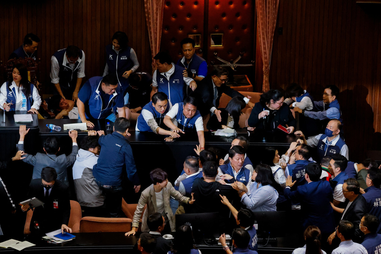 Fuerte pelea en el Parlamento de Taiwán. Foto: Reuters.