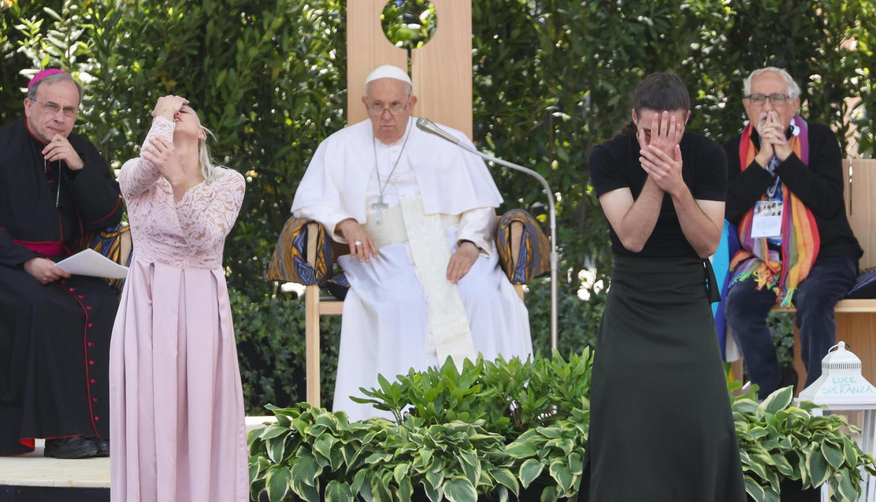 Papa Francisco junto a un israelí y un palestina víctimas de la guerra en un acto en Verona. Foto: EFE.
