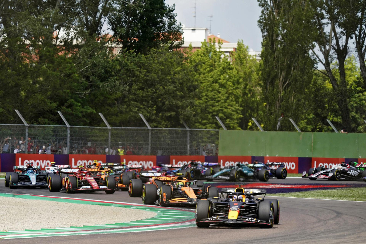 Max Verstappen al frente del Gran Premio de Emilia Romaña. Foto: EFE.