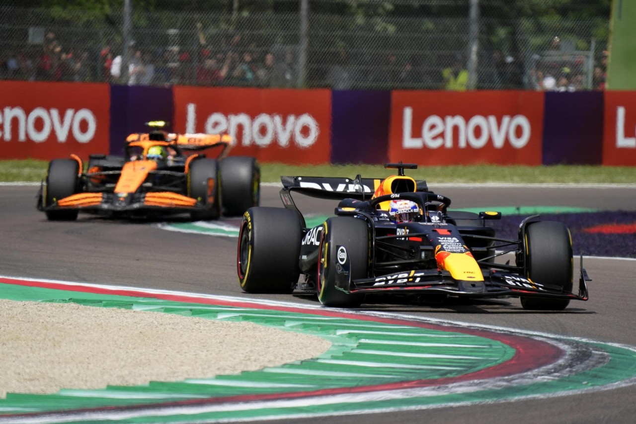 Max Verstappen al frente del Gran Premio de Emilia Romaña. Foto: EFE.