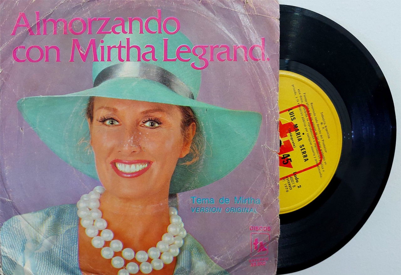 El disco de la canción de Mirtha Legrand, compuesta por Luis María Serra. Foto: Twitter @resistearchivo.