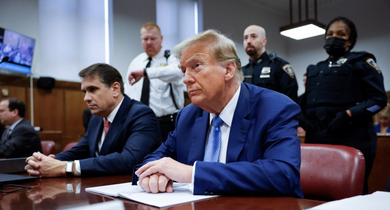 Donald Trump y su abogado Todd Blanche. Foto: Reuters.