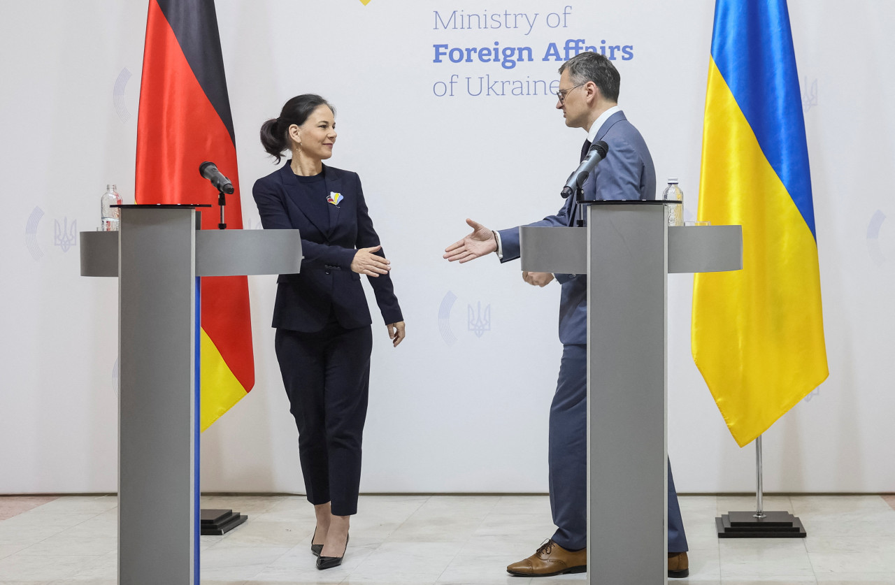 El Ministro de Asuntos Exteriores ucraniano, Dmitro Kuleba , y la Ministra de Asuntos Exteriores alemana, Annalena Baerbock. Foto: Reuters.