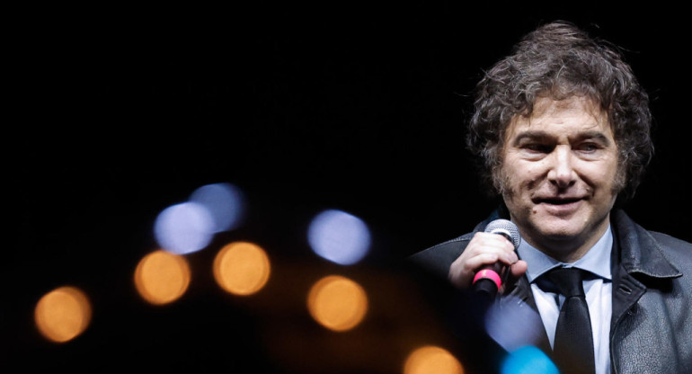 Javier Milei, saluda durante el lanzamiento de su libro 'Capitalismo, socialismo y la trampa neoclásica', en el estadio Luna Park. EFE