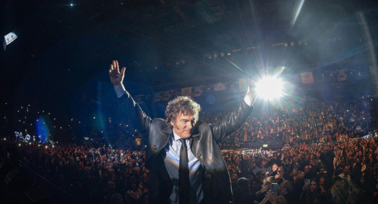 Javier Milei, saluda durante el lanzamiento de su libro 'Capitalismo, socialismo y la trampa neoclásica', en el estadio Luna Park. EFE