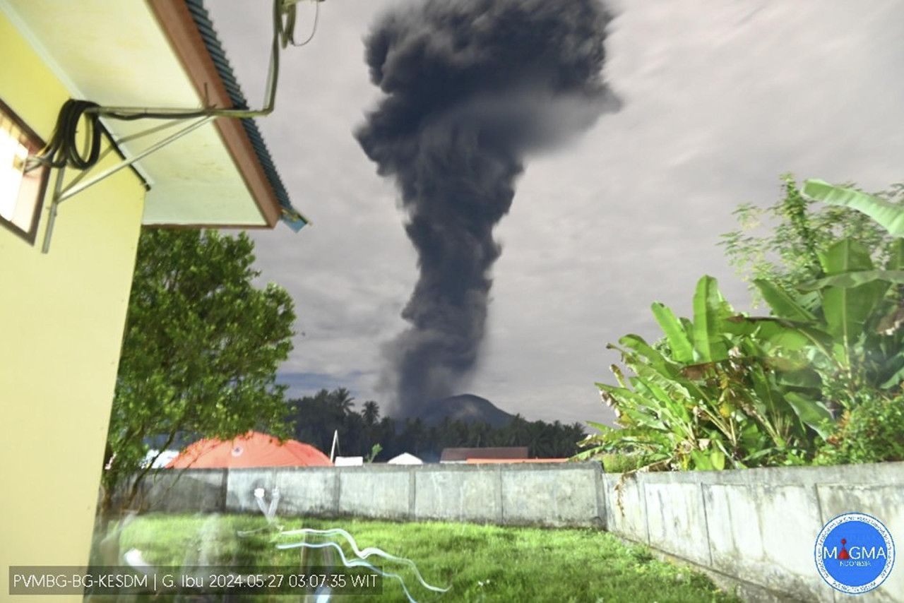 El volcán Ibu vuelve a entrar en erupción tras un mes de alta actividad en Indonesia. Foto: EFE.