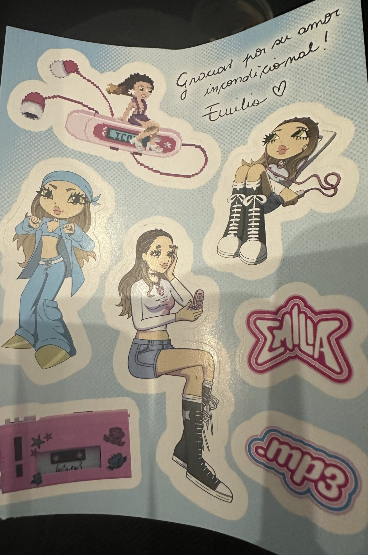 Emilia le regaló stickers a sus fanáticos que fueron al show. Foto: redes sociales.