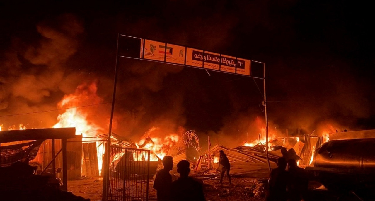 Incendio en un campo de desplazados en Rafah. Foto: Reuters.