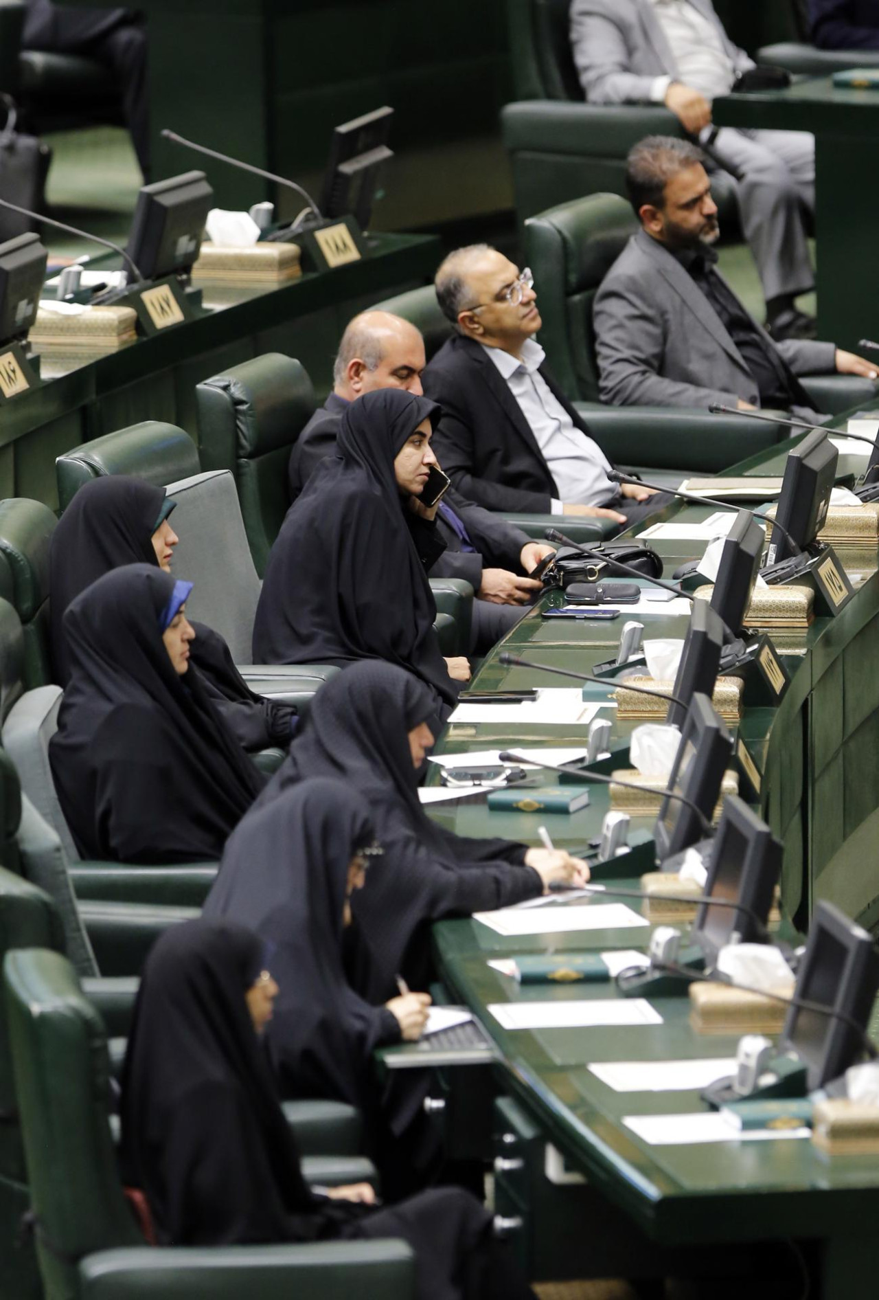El nuevo parlamento de Irán celebra una sesión de inauguración. Foto: EFE