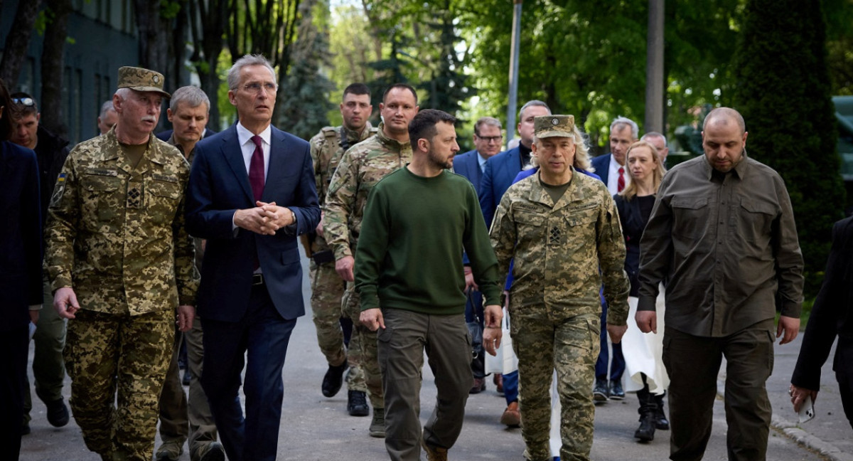 Jens Stoltenberg, Volodímir Zelenski y Oleksandr Syrskyi. Foto: Reuters.