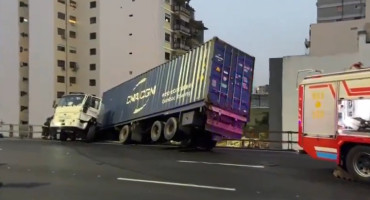 Así quedó el camión colgando de la Autopista 25 de Mayo. Foto: Captura.