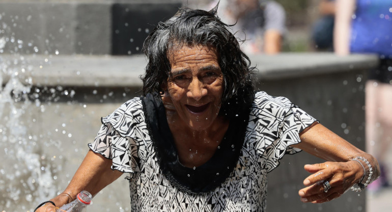 Mujer sufre altas temperaturas. Foto: EFE.