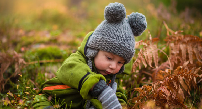 Bebé abrigado, invierno. Foto: Unsplash.