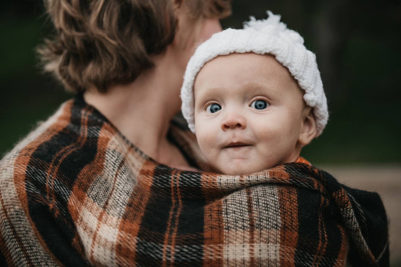 Bebé abrigado, invierno. Foto: Unsplash.