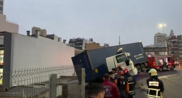 Un camión quedó colgando de la Autopista 25 de Mayo. Foto: Captura.