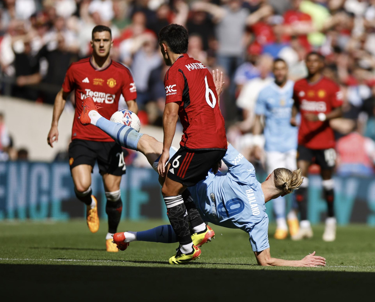 Lisandro Martínez en la final de la FA Cup ante Manchester City. Foto: EFE.