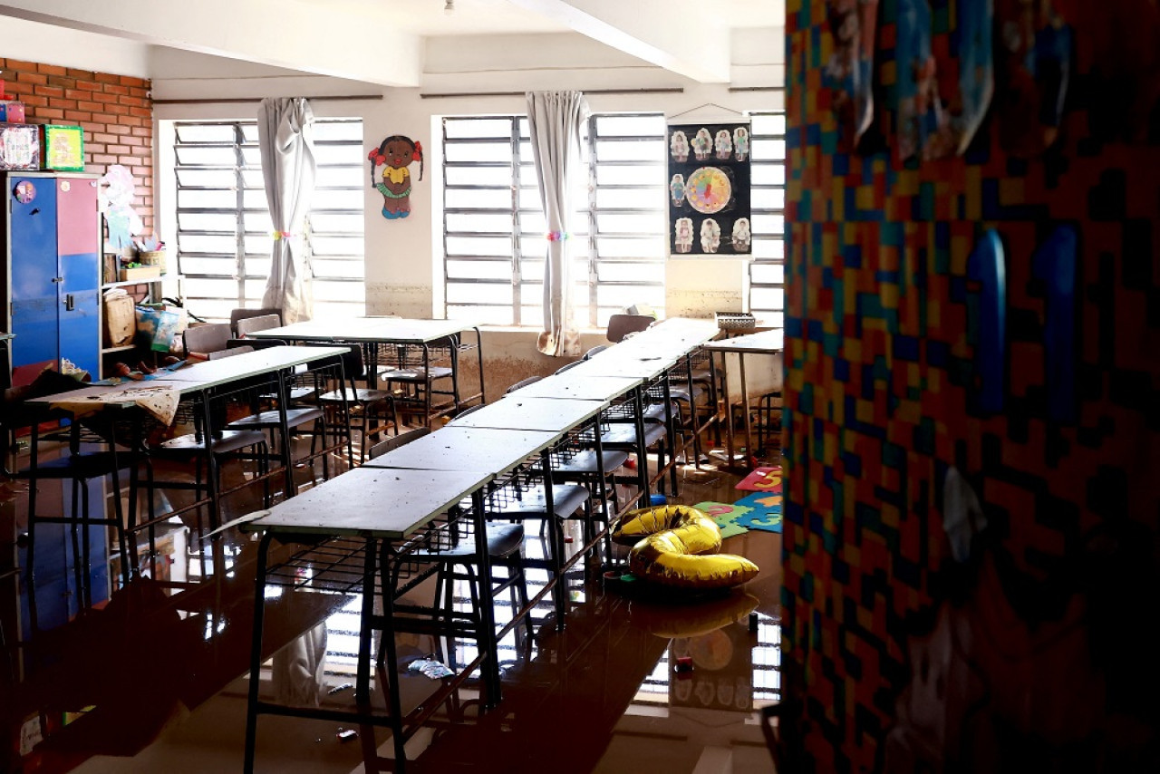 Las inundaciones en el sur de Brasil dejan a los estudiantes sin aulas durante un mes. Foto: EFE.