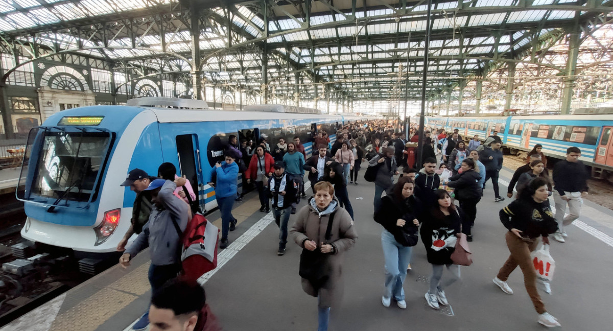 Demoras y cancelaciones en trenes. Foto: NA.