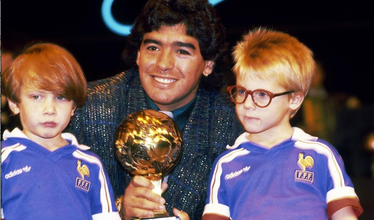 Diego Maradona con el Balón de Oro del Mundial de Mexico 1986.