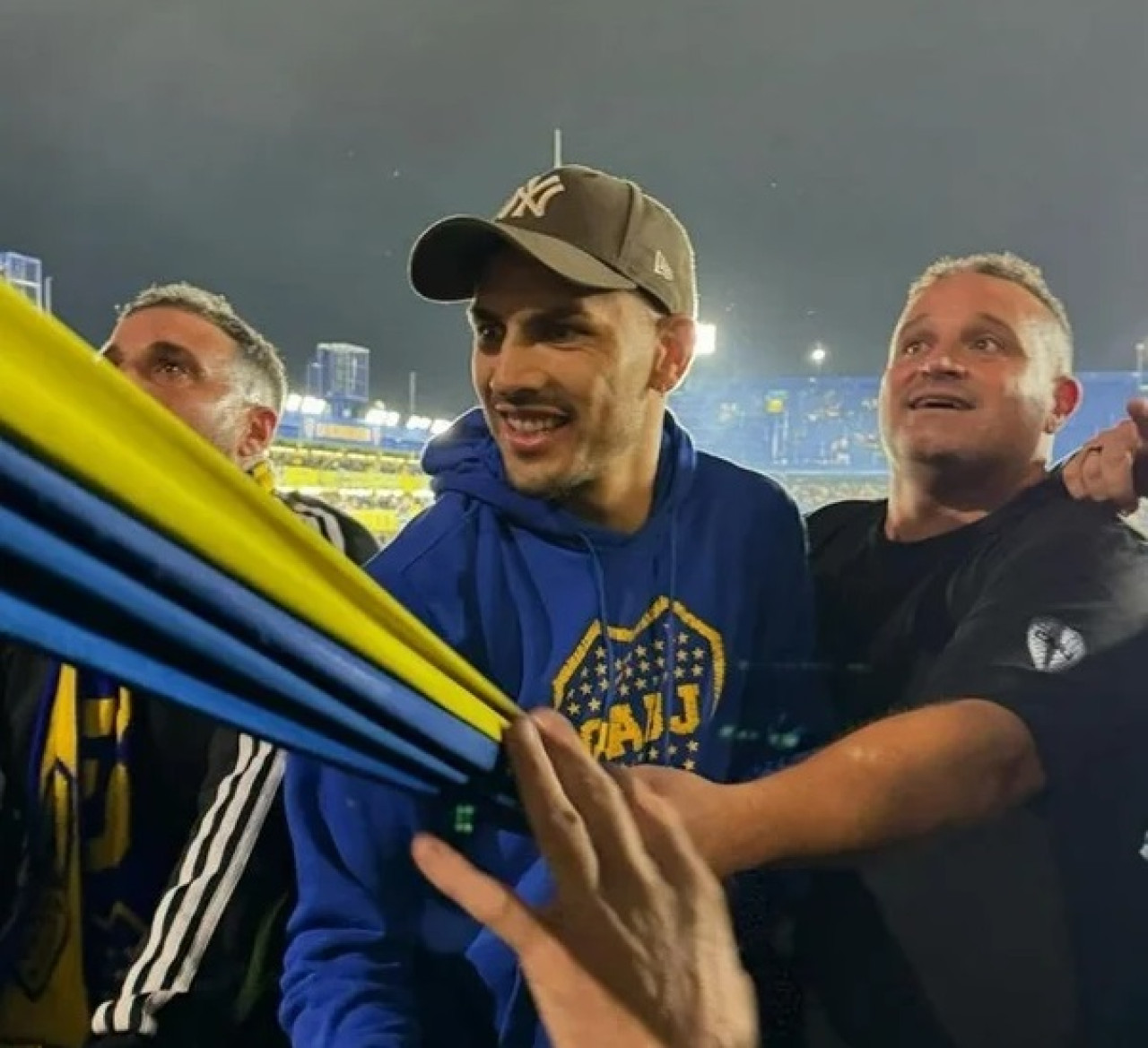 Leandro Paredes en la popular de Boca en el duelo ante Nacional de Potosí. Foto: NA.