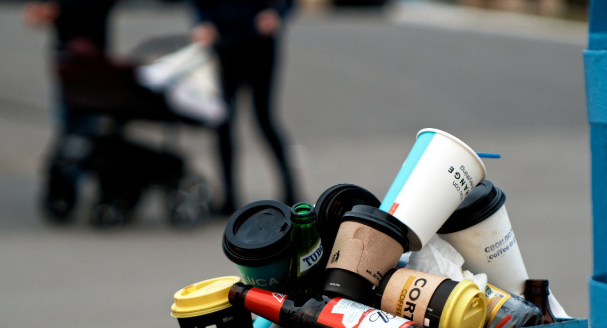 El plogging es una actividad física que combina el ejercicio con la limpieza del medio ambiente