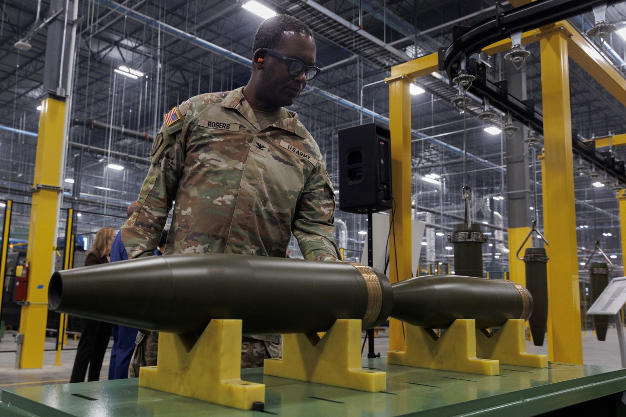 EEUU abrió una fábrica de artillería para acelerar la producción de proyectiles para Ucrania. Foto: Reuters