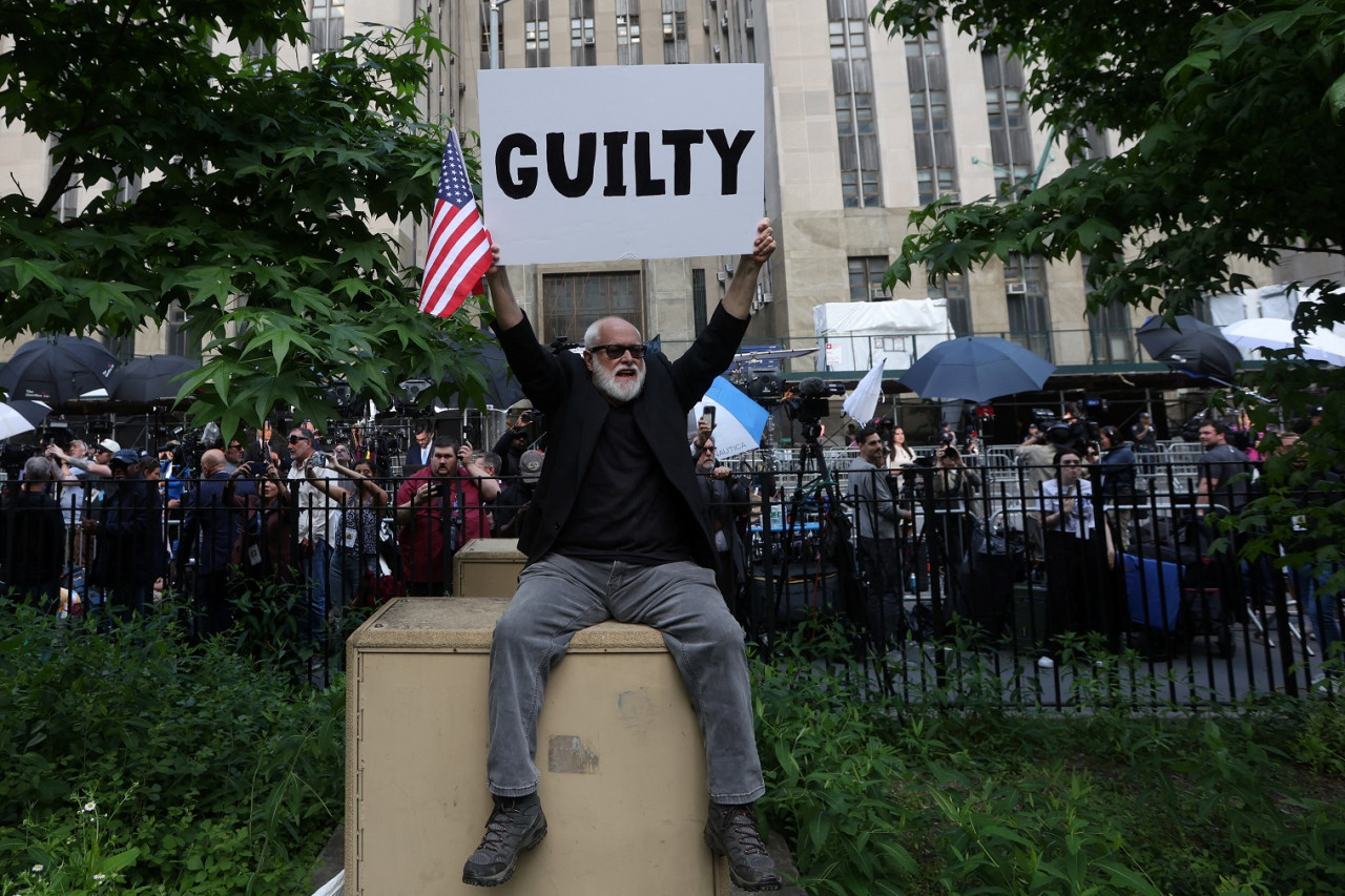 Manifestante en el jucio a Donald Trump con un cartel de "culpable". Foto: Reuters