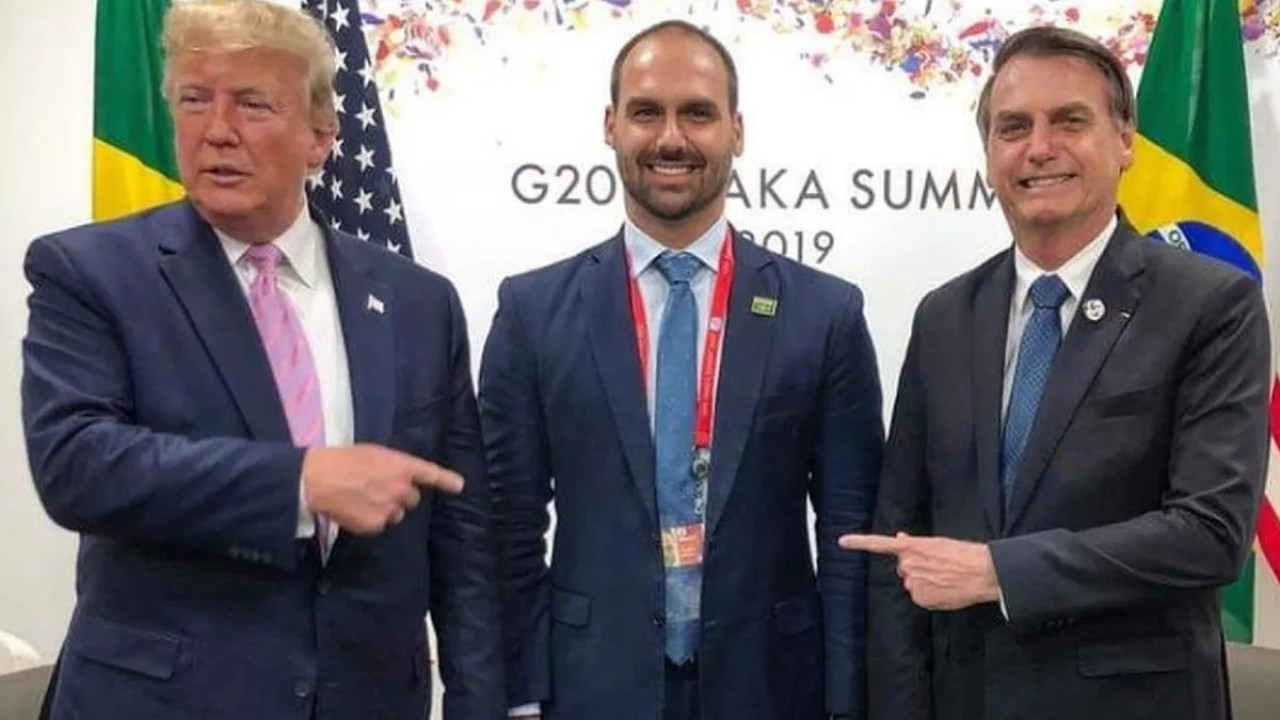 Donald Trump junto a Eduardo y Jair Bolsonaro.