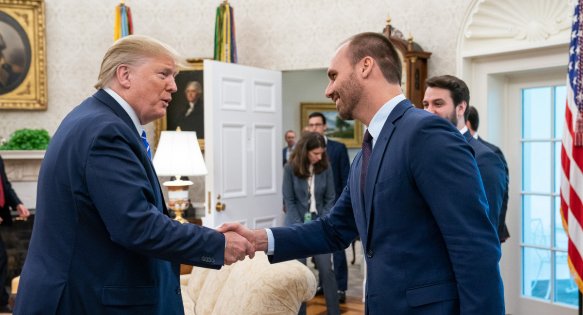 Donald Trump junto a Eduardo Bolsonaro.