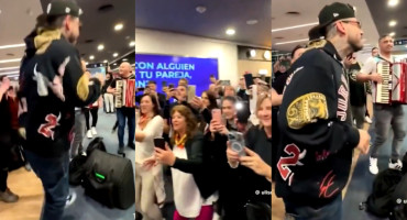 Ulises Bueno dio un show improvisado en pleno Aeropuerto de Ezeiza. Fotos: Capturas.