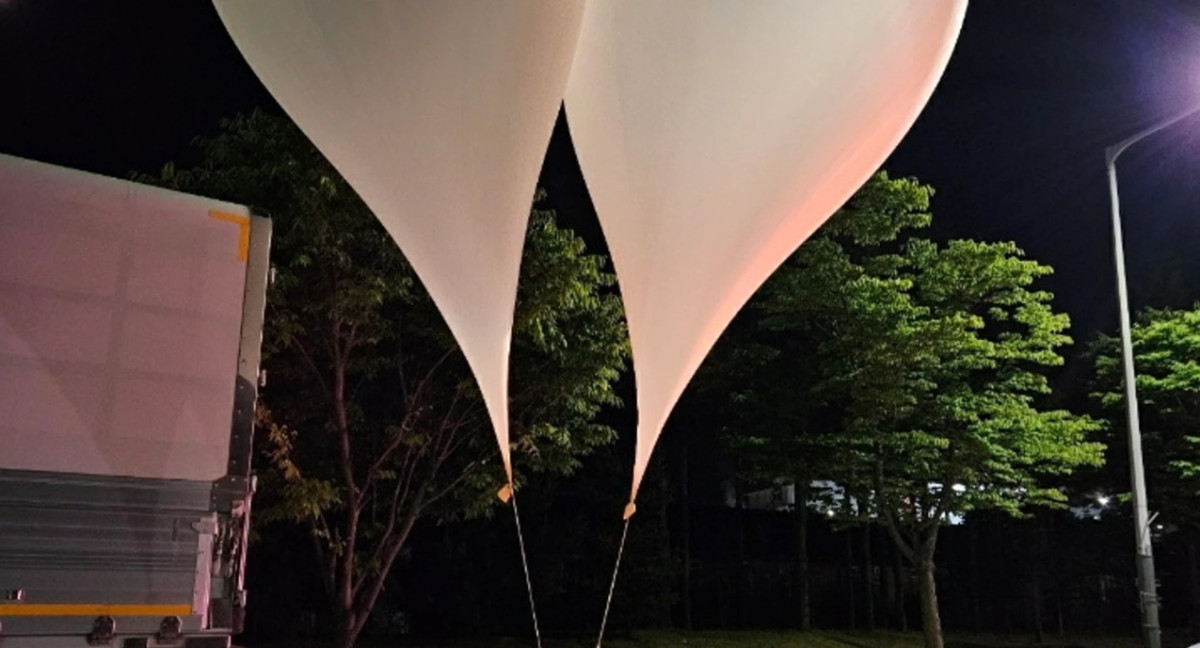 Globos con desechos enviados por Corea del Norte a Corea del Sur.